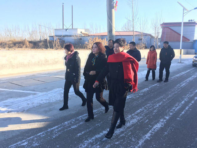 公司在(zài)小年當天走訪幫扶低收入家庭，給他(tā)們送去溫暖